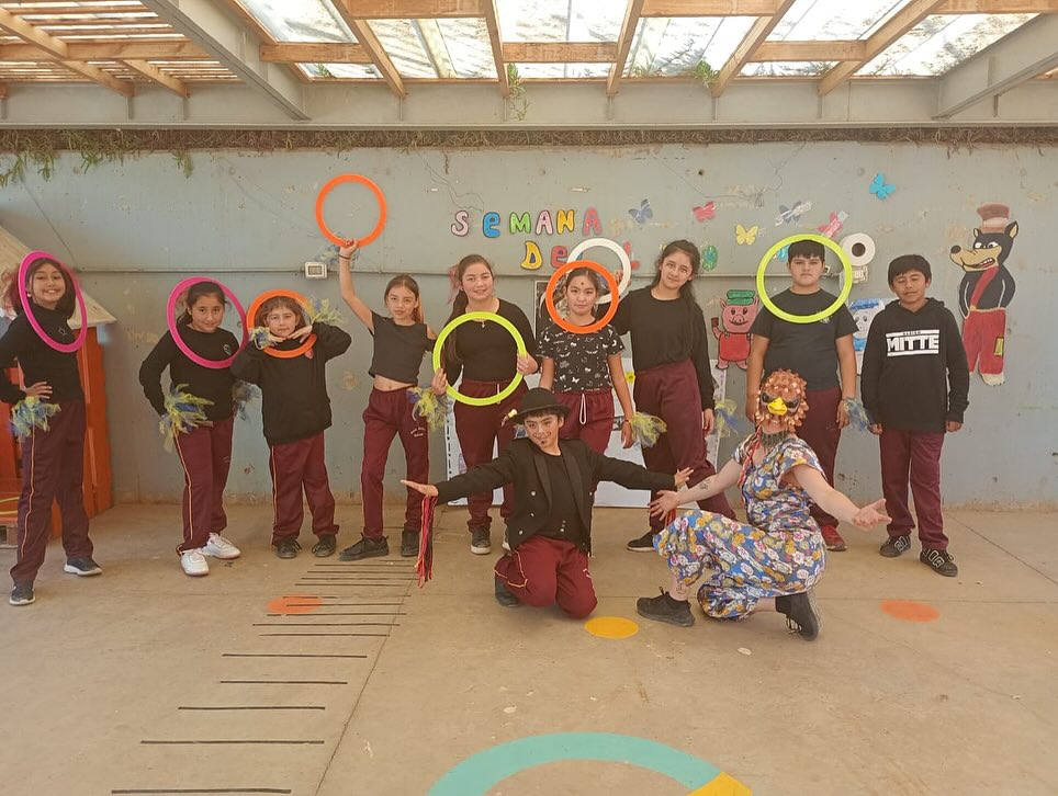 Academia de circo y teatro invitada a una presentación en el jardín "Las palmas".