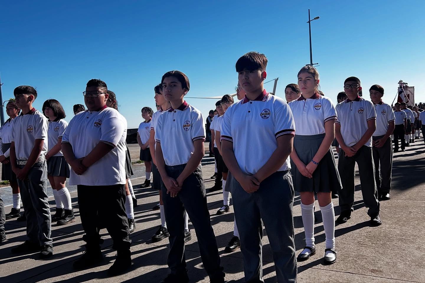 Estudiantes en desfile Glorias Navales 2025
