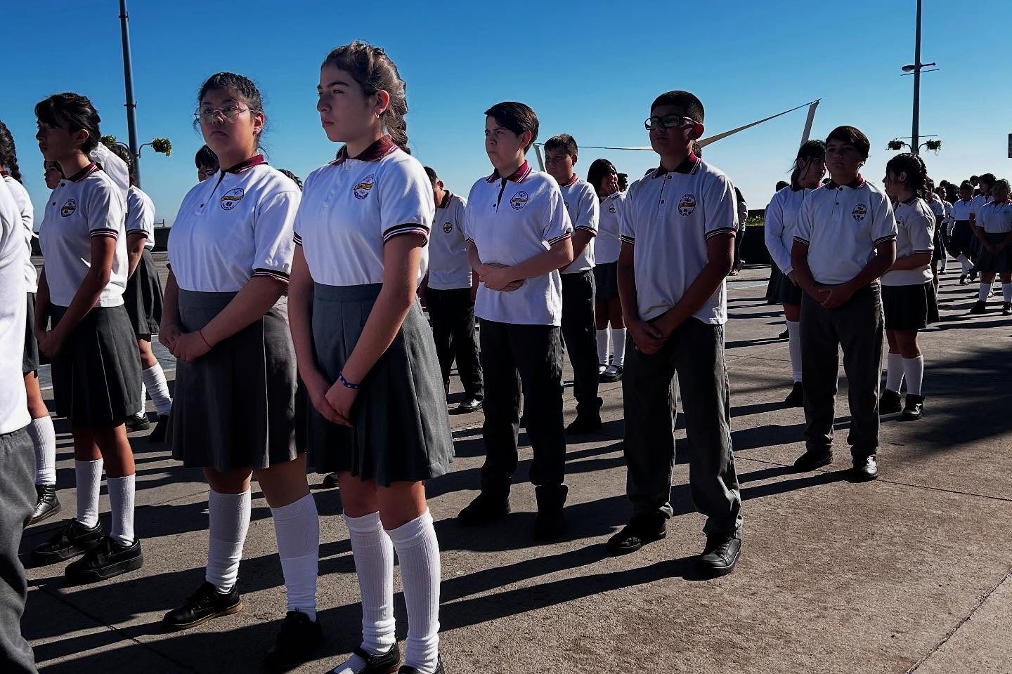 Estudiantes en desfile Glorias Navales 2025